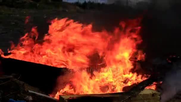 Fogo e fumo negro — Vídeo de Stock