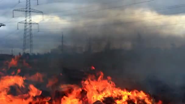 Fuoco e fumo nero si diffondono lungo il terreno — Video Stock