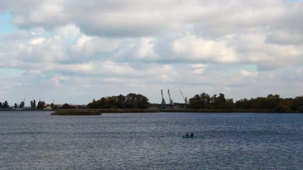 Los pescadores van en un barco — Vídeos de Stock