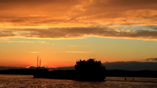 Het schip in de avond-zonsondergang — Stockvideo