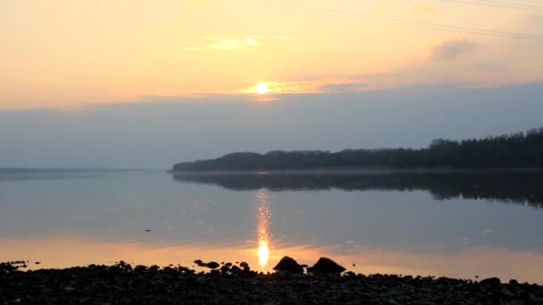 Sonnenuntergang über dem Fluss — Stockvideo