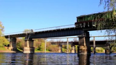 Lokomotif köprüden taşır