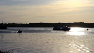 Gemiler nehir boyunca hareket ediyor