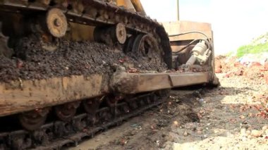 Tırtıllar ve buldozer maşrapa