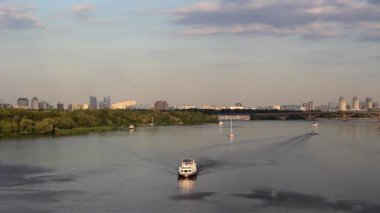 Akşam gezinti Nehri üzerinde