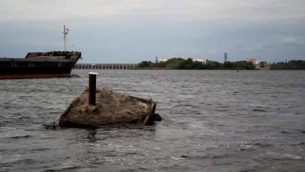 Barcaça no fundo da barragem — Vídeo de Stock