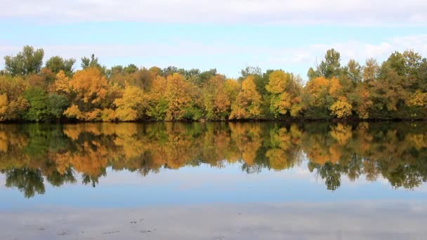 Costa autunnale dell'isola — Video Stock