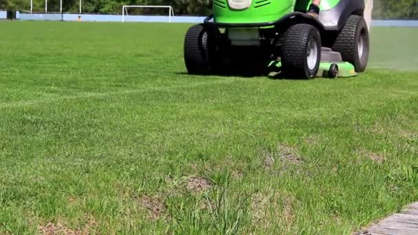 サッカーのフィールドでの芝刈機 — ストック動画