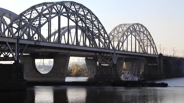 Eine Brücke Über Den Fluss Mit Metallbögen Darunter Bewegt Sich — Stockvideo