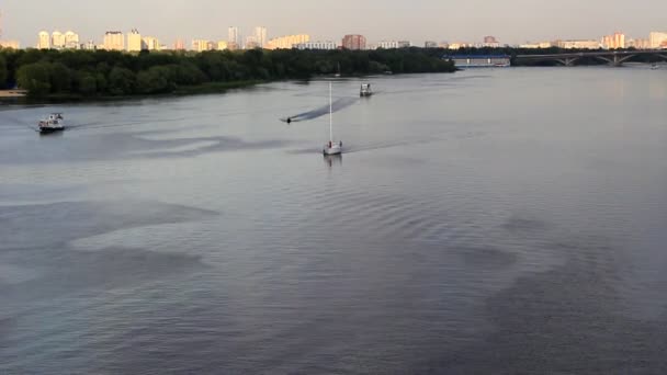 在一条宽阔的河流上 船只以不同的方向移动 水上的滑行车在它们之间以一种快速的速度进行机动 — 图库视频影像
