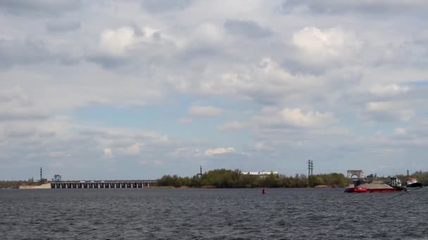 Dos Barcazas Mueven Largo Río Ancho Fondo Vemos Una Presa — Vídeo de stock