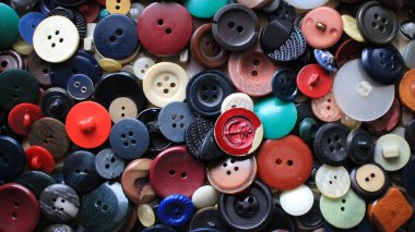 Farklı renkler ve renk tonlarının eski düğmeleri