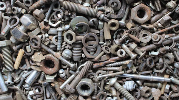 Bir kutu içinde metal somunlar, contalar ve vidaları vardır