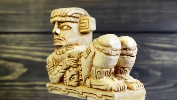 一个埃及人的雕像躺在他的背上 穿着凉鞋和国家珠宝 — 图库视频影像