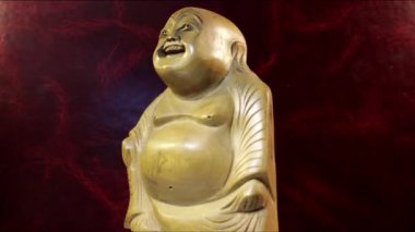 Hotei bir Çin keşişi, mitolojiye göre mutluluğun yedi tanrısından biri. Gülümseyen, şişko Hotei 'nin tahta heykeli..