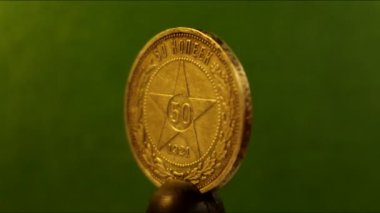 Sovyet devletinin ilk 50 kopek değerinde gümüş sikkesi 1921 'den itibaren basıldı..