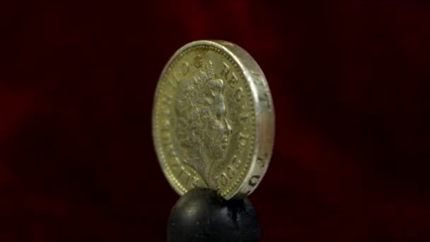エリザベス2世 1982年 2019年 とケルト十字のイメージとコイン 1996年の1ポンド イギリス — ストック動画