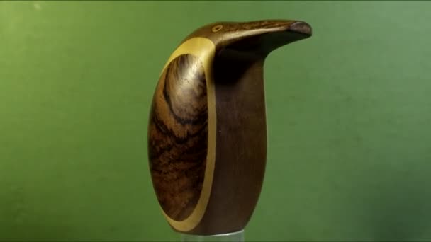 企鹅一种由木头制成的企鹅 用手绕着它的轴旋转 — 图库视频影像