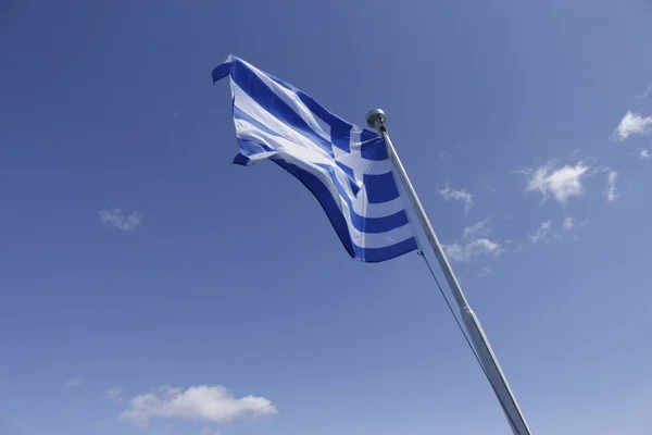 Hellas Flagg Utvikler Seg Vinden Mot Blå Himmel – stockfoto