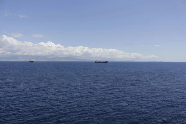 Navio Marinho Vai Para Distância Contra Fundo Das Ilhas Céu — Fotografia de Stock