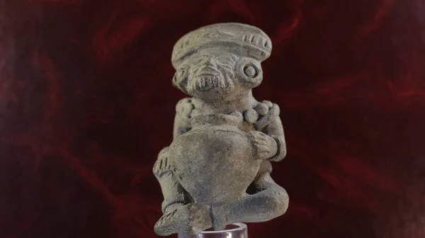 Ancienne Figurine Africaine Avec Une Cruche Avec Des Boucles Oreilles — Photo