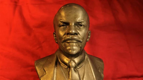 Busto Cobre Lenin Sobre Fondo Rojo Transmite Atmósfera Del Período — Foto de Stock