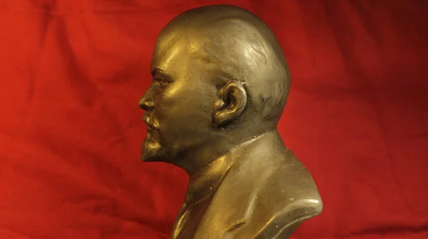 V.I. 'ın bakır büstü. Lenin kırmızı arka planda Sovyetler Birliği 'nin refah döneminin atmosferini taşır..