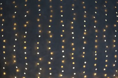 Gri bir duvardaki odaksız ışıklar, arkaplan