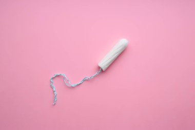 Pembe arka planda regl tamponu. Adet döngüsü. Hijyen ve koruma.