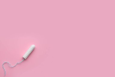 Pembe arka planda regl tamponu. Adet döngüsü. Hijyen ve koruma.
