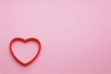 Pembe arka planda bir kalp. Tatil konsepti. 14 Şubat, Sevgililer Günü, Anneler Günü.
