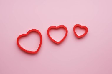 Pembe arka planda kalpler. Tatil konsepti. 14 Şubat, Sevgililer Günü, Anneler Günü.