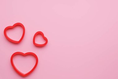 Pembe arka planda kalpler. Tatil konsepti. 14 Şubat, Sevgililer Günü, Anneler Günü.