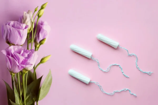 Pembe Arka Planda Tıbbi Kadın Tamponları Kadınlar Için Beyaz Tampon — Stok fotoğraf