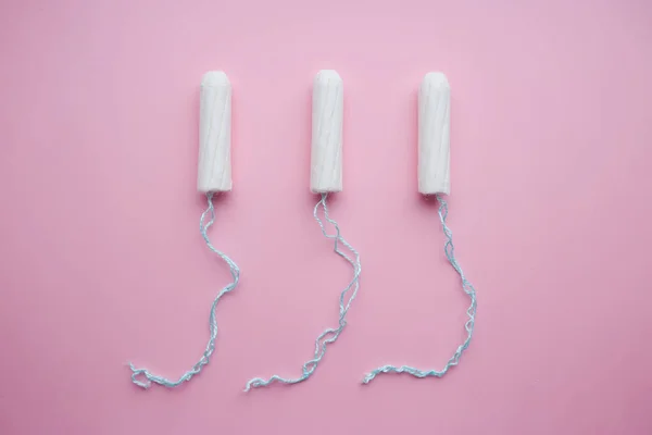 Tampon Medis Perempuan Pada Latar Belakang Merah Muda Tampon Putih — Stok Foto