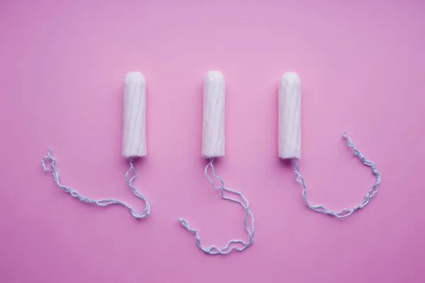 Tampon Medis Perempuan Pada Latar Belakang Merah Muda Tampon Putih — Stok Foto