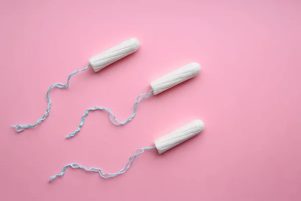 Orvosi Női Tamponok Rózsaszín Háttérrel Fehér Tampon Nőknek Menstruáció Védelmi Jogdíjmentes Stock Képek