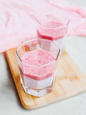 Böğürtlen püresi ve muzlu Chia pudingi sağlıklı beslenme konsepti. Süper yemek..