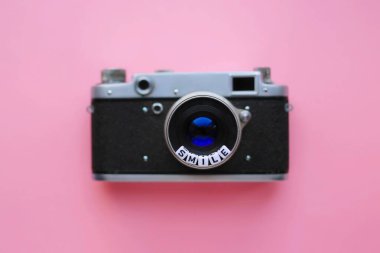 Eski Retro film kamerası ve pembe arka planda 