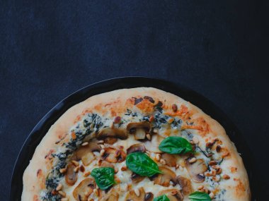 Mantarlı, ıspanaklı, sarımsaklı, krem peynirli ve çam fıstıklı ev yapımı pizza..