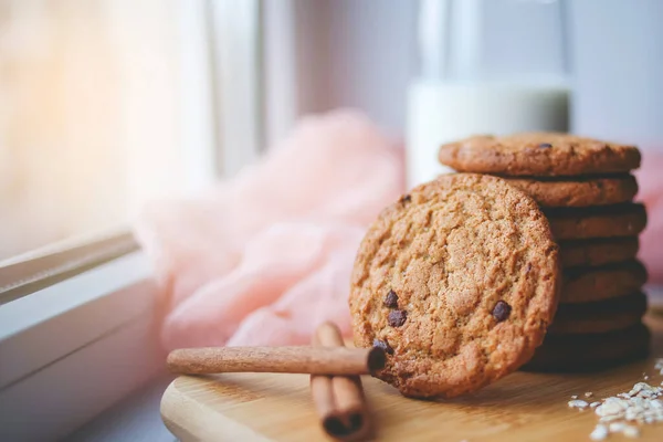 Biscotti Con Gocce Cioccolato Alla Farina Avena Con Cannella Bicchiere — Foto Stock