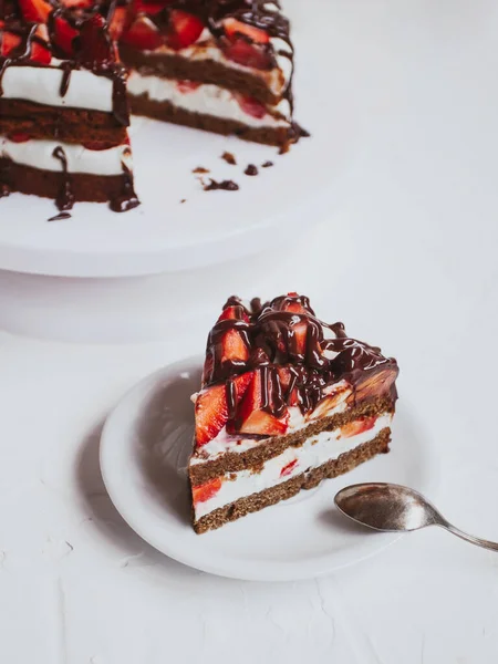 Köstliche Schokolade Hausgemachter Kuchen Mit Erdbeeren — Stockfoto