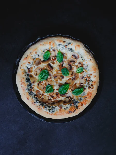Pizza Caseira Com Cogumelos Espinafre Alho Creme Queijo Pinhões Fundo — Fotografia de Stock