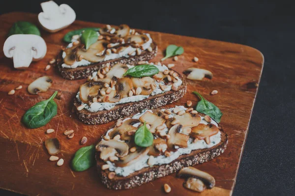 Gustose Bruschette Fresche Con Funghi Spinaci Aglio Crema Formaggio Pinoli — Foto Stock