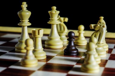 Tüm beyaz taşları karşı siyah piyon