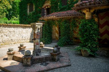 Kuru çeşme ile Ortaçağ Meydanı