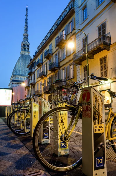 Bisiklet paylaşım istasyonu ve Mole Antonelliana Torino, İtalya — Stok fotoğraf