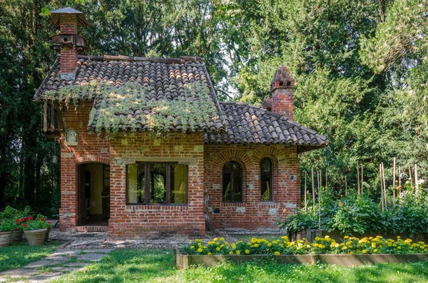 Pequena casa na madeira — Fotografia de Stock