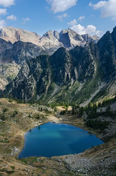 Danau gunung terlihat dari puncak — Stok Foto