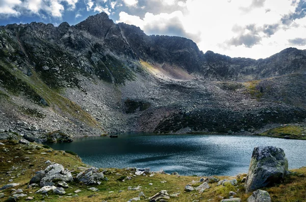 Montanha lago em um dia nublado — Fotografia de Stock